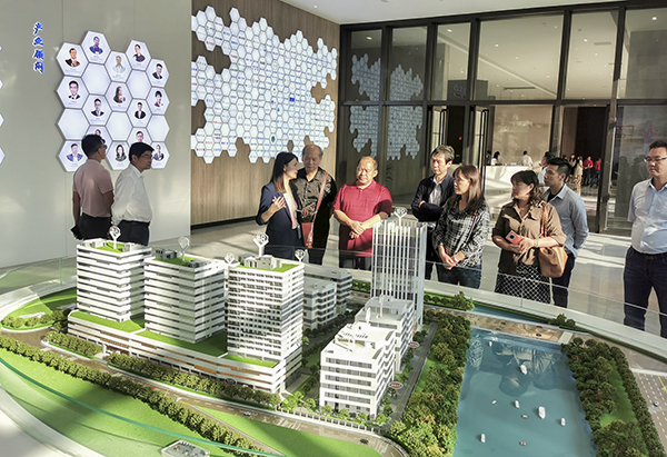 郁南縣政協(xié)黨組副書記、副主席朱永通一行蒞臨廣東醫(yī)谷考察交流