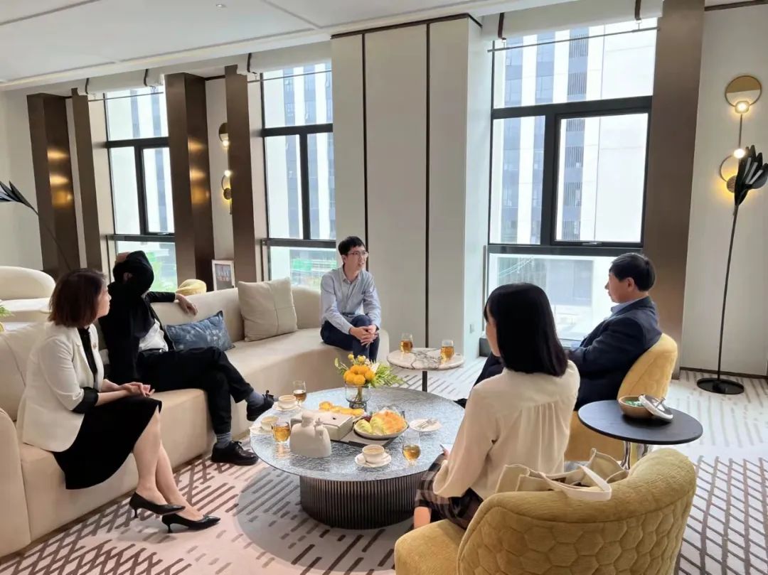 中國社會科學(xué)院工業(yè)經(jīng)濟(jì)研究所及中山大學(xué)國際金融學(xué)院代表蒞臨廣東醫(yī)谷考察交流