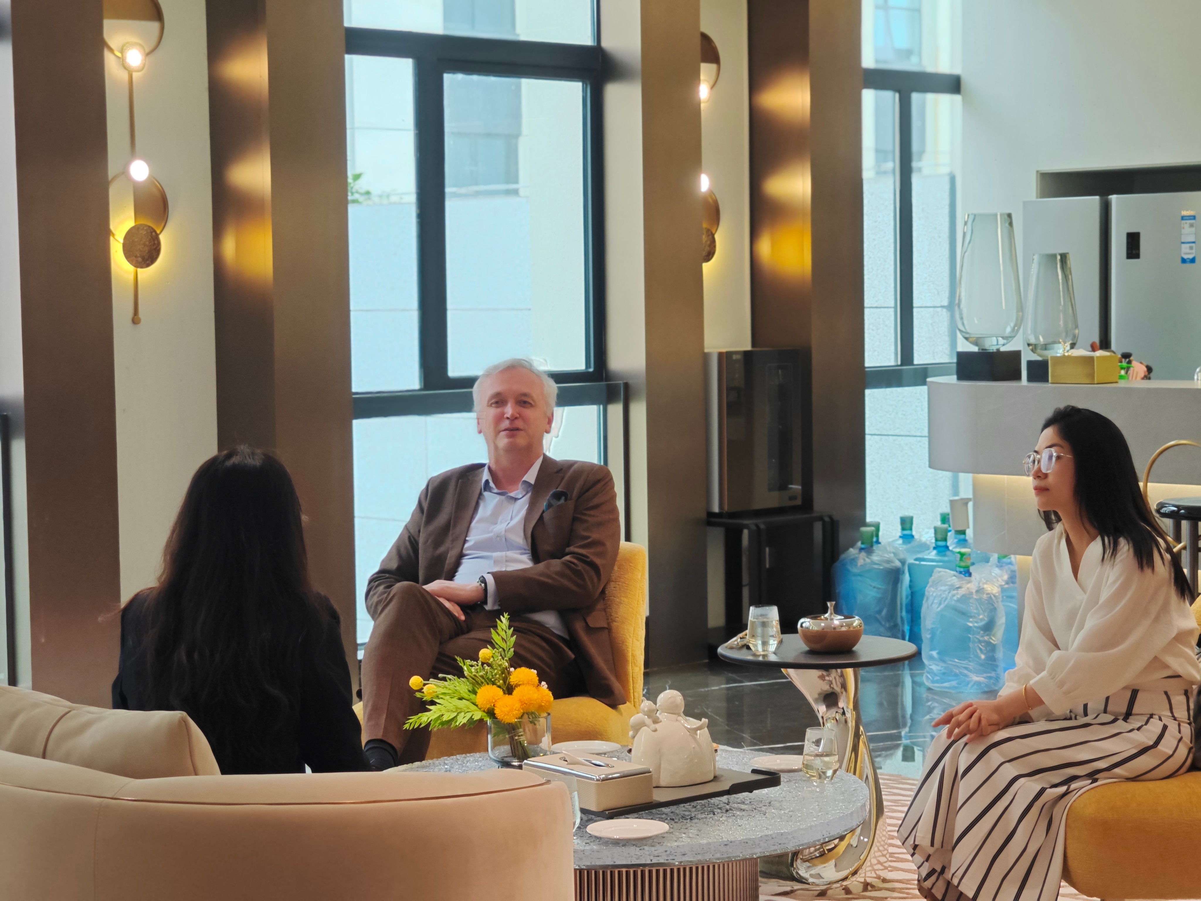 比利時(shí)駐北京大使館瓦隆地區(qū)商務(wù)及科技領(lǐng)事德迪業(yè)蒞臨廣東醫(yī)谷考察