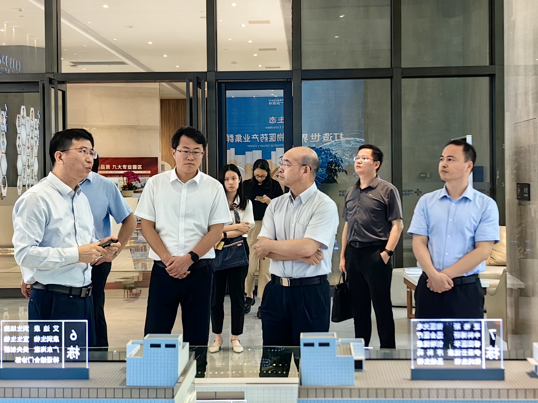 國家生物信息中心黨委書記、副主任黃鐵青一行蒞臨廣東醫(yī)谷考察調(diào)研